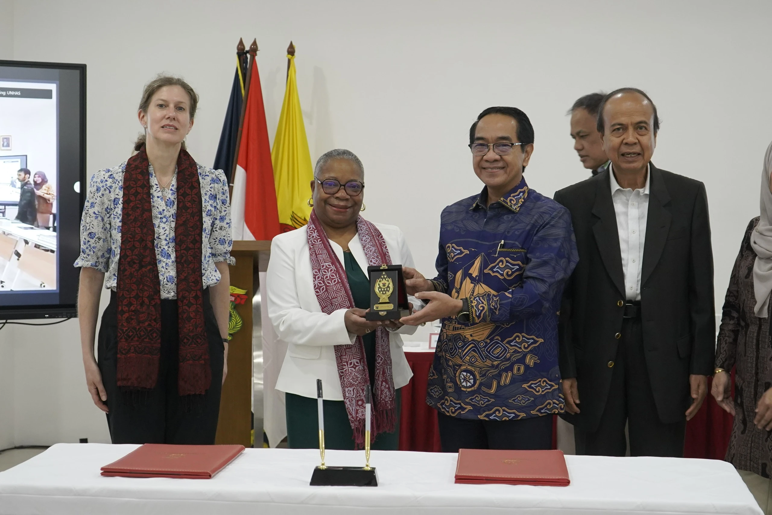 Rektor Unhas menyerahkan cendera mata kepada Presiden Hartford sebagai simbol persahabatan dan kolaborasi perdamaian. (Foto: Alya/Humas Unhas)